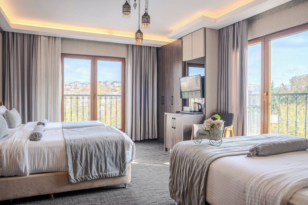 Quadruple Room | Minibar, desk, soundproofing, WiFi (free)