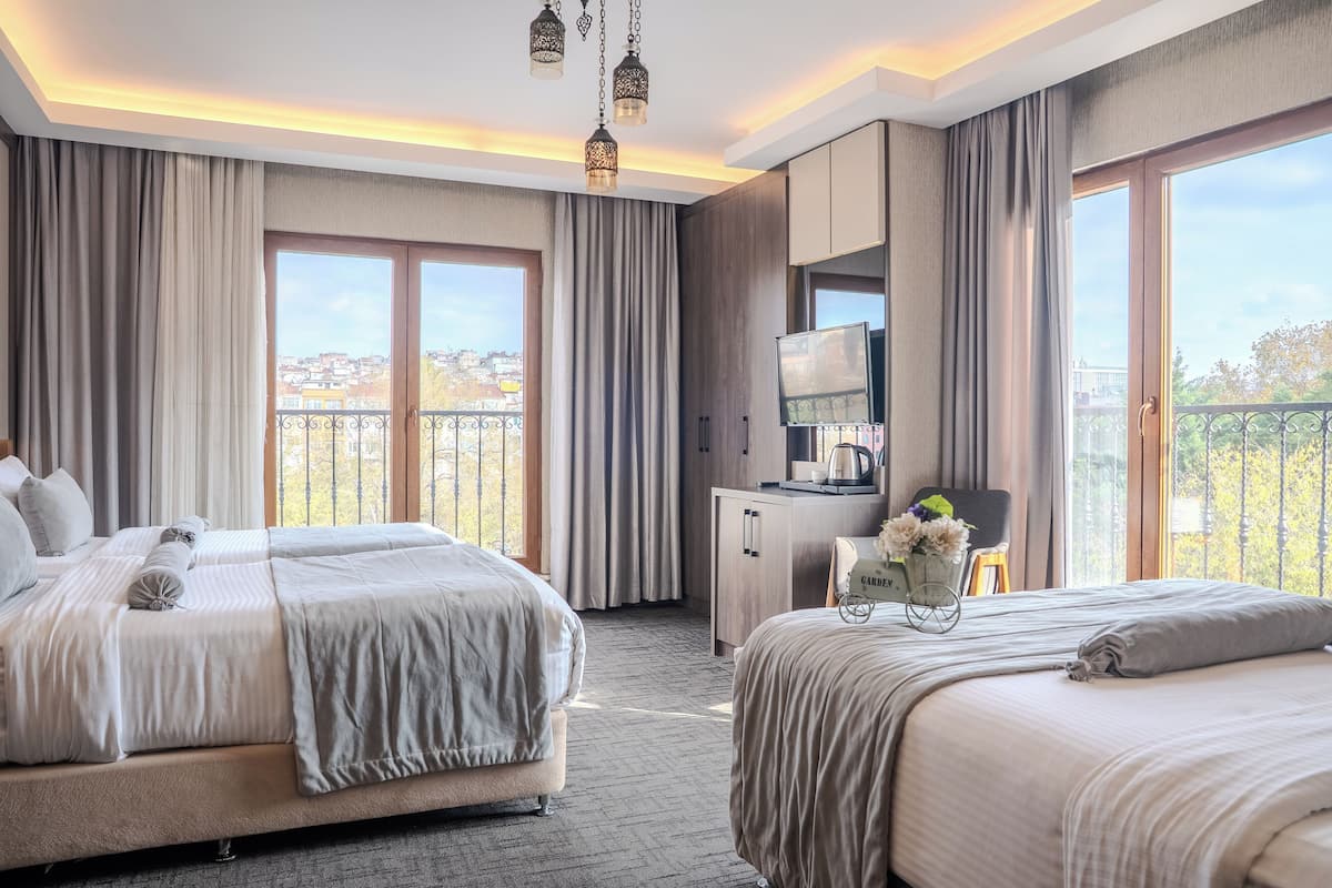 Quadruple Room | Minibar, desk, soundproofing, free WiFi