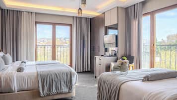 Quadruple Room | Minibar, desk, soundproofing, free WiFi