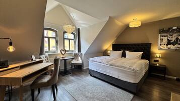 Deluxe Double Room, Private Bathroom | Interior