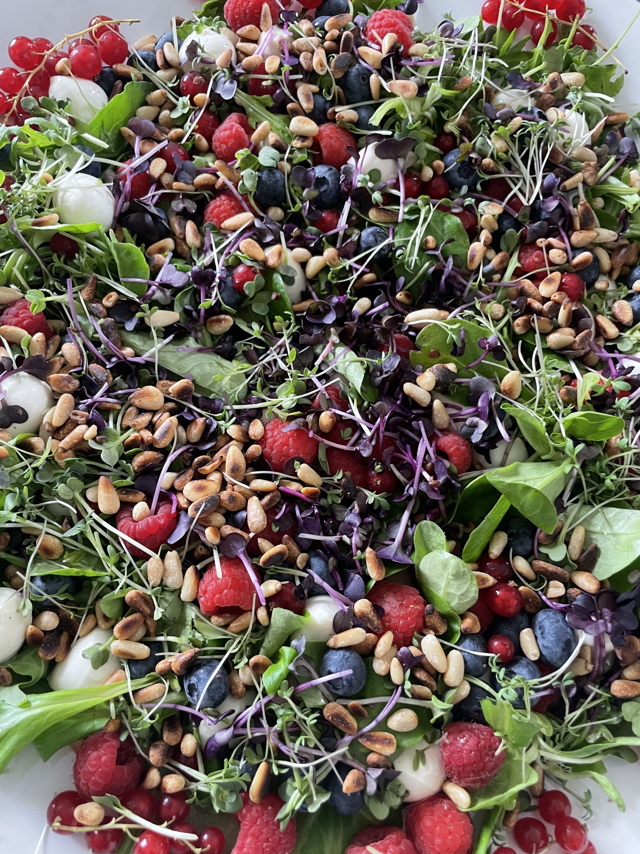 Ein Salat mit verschiedenen Zutaten.
