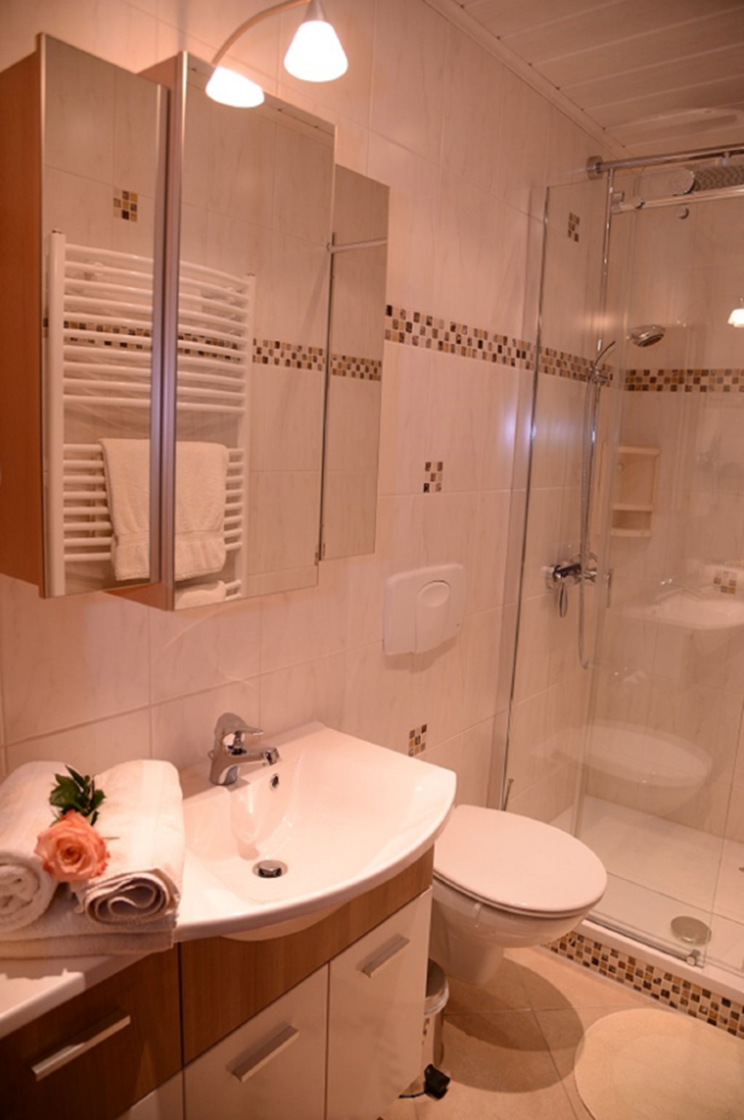 Căn hộ dành cho gia đình, nhiều giường, ban công (incl. 30 EUR Cleaning Fee) | Phòng tắm | Khăn tắm, xà phòng, giấy vệ sinh 