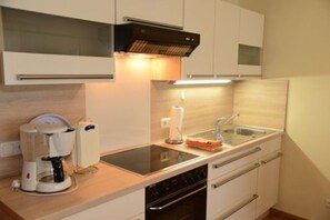 Cafetière/bouilloire, bouilloire électrique, grille-pain, chaise haute