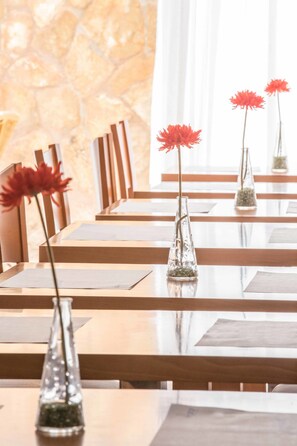 Bữa sáng kiểu Âu hàng ngày (5 EUR/mỗi người) 