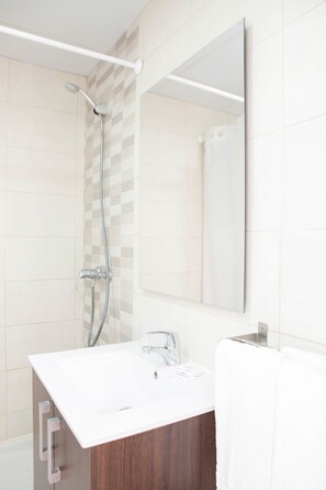 Shower, rainfall showerhead, free toiletries, towels - Elegance Playa Arenal III (Playa de Palma)