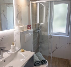 Douche, serviettes fournies