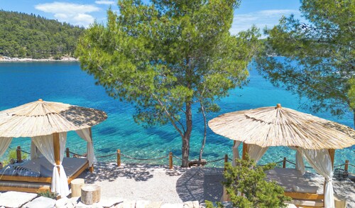 Kolmen makuuhuoneen kivitalo, jossa on ranta-alue ja yksityinen ranta