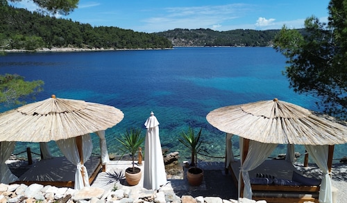 Maison en pierre avec trois chambres, position sur le front de mer et plage privée