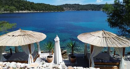 Maison en pierre avec trois chambres, position sur le front de mer et plage privée
