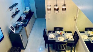 Una cocina compacta con zona de comedor.