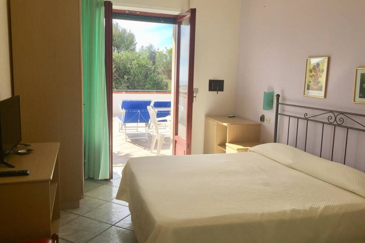 Minibar, caja de seguridad en la habitación y decoración personalizada