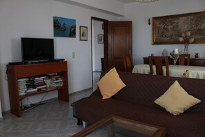 Fernseher, Kamin, DVD-Player