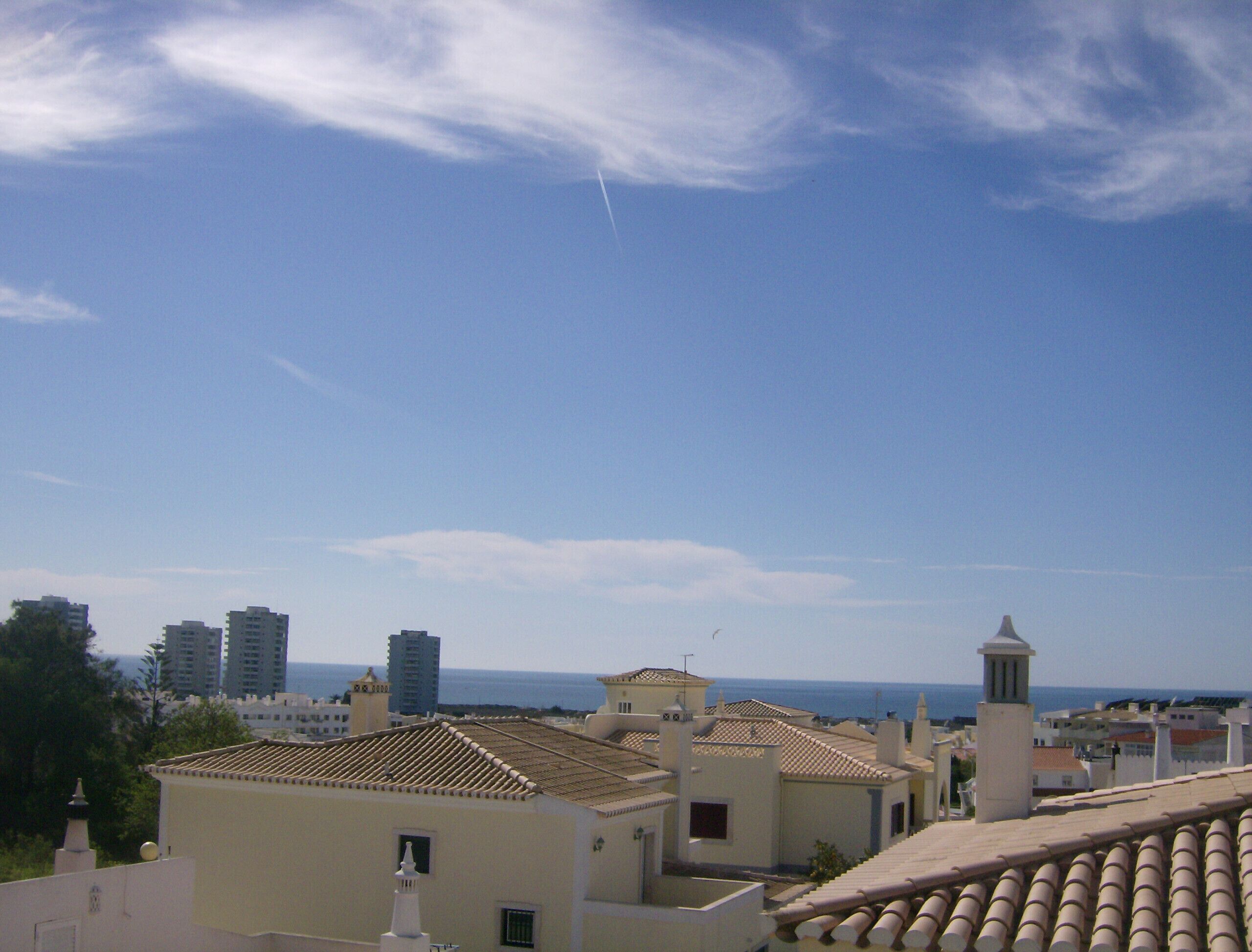 Un paisaje urbano costero con edificios y cielo despejado.