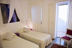 2 chambres, coffres-forts dans les chambres, fer et planche Ă repasser