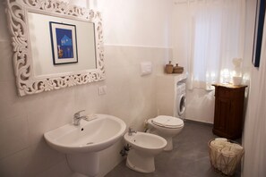 Douche, sĂšche-cheveux, bidet, serviettes fournies