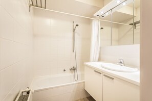 Apartment, 2 Bedrooms (Gaston Lejeune 304) | Bathroom - Gaston Lejeune 304 (Koksijde)