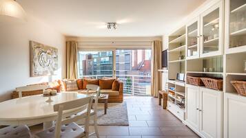 Căn hộ, 2 phòng ngủ (Gaston Lejeune 304) | Khu phòng khách | TV màn hình phẳng