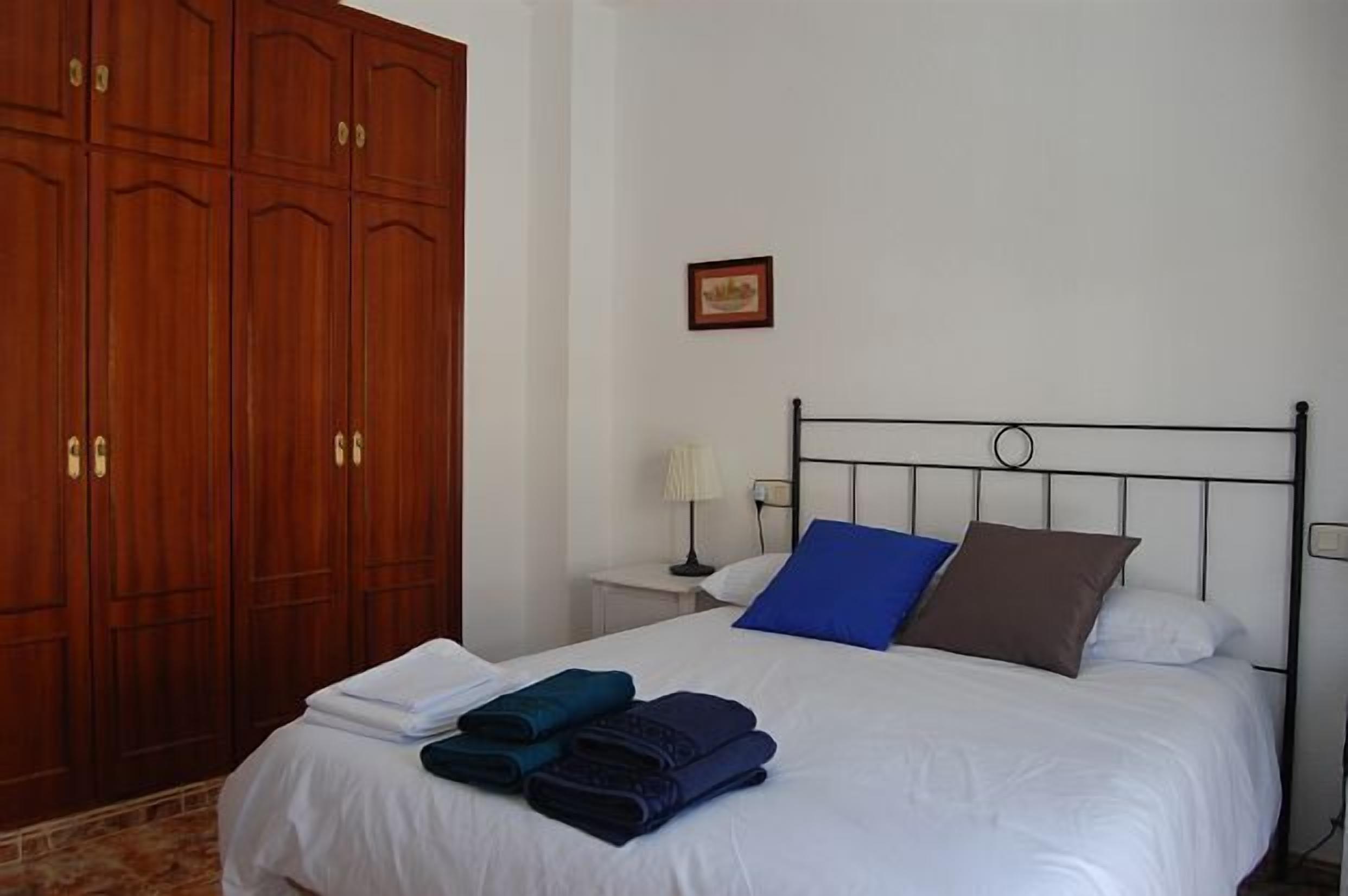 6 bedrooms, bed sheets