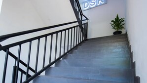 Una escalera con barandilla negra que conduce a una plataforma donde un letrero dice "DSK".