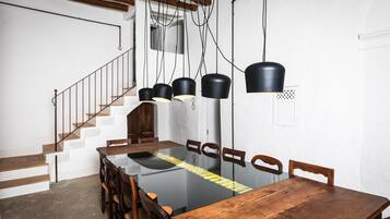 Frokost med lokale retter er inkludert hver dag