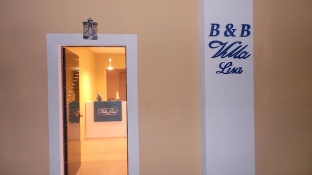 Un pasillo con una recepción que dice "Villa Lisa" y un cartel que indica "B&B Villa Lisa".