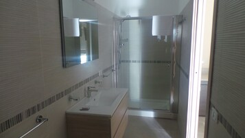 Ducha, cabezal de ducha con hidromasaje, artículos de tocador gratuitos