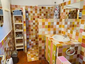 Douche, sèche-cheveux, serviettes fournies, savon