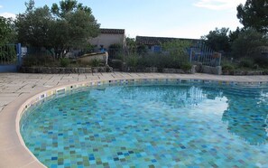Outdoor pool - Small farmhouse with pool, all mod cons, linen, bath towels (Lorgues)