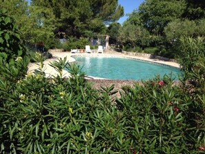Outdoor pool - Small farmhouse with pool, all mod cons, linen, bath towels (Lorgues)