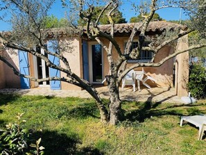 Terrace/patio - Small farmhouse with pool, all mod cons, linen, bath towels (Lorgues)