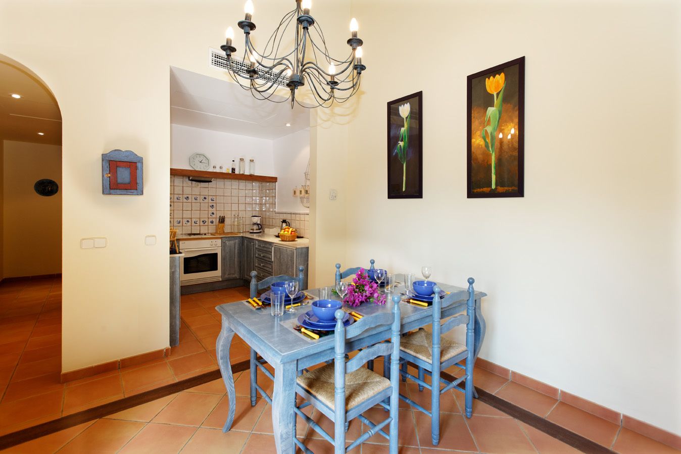 Grand réfrigérateur, four, plaque de cuisson, cafetière/bouilloire