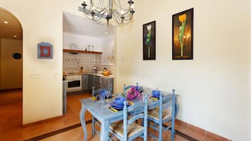 Full-size fridge, oven, stovetop, coffee/tea maker