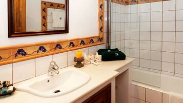 Combined shower/bathtub, free toiletries, hair dryer, towels