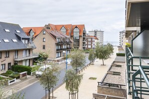 Área residencial com mistura de arquitetura moderna e tradicional, apresentando diversos estilos de construção e uma rua arborizada.