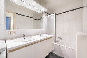 Combined shower/tub