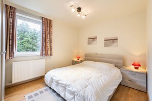 2 slaapkamers, een strijkplank/strijkijzer, babybedden (toeslag)