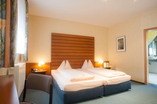 1 chambre, minibar, coffres-forts dans les chambres, bureau