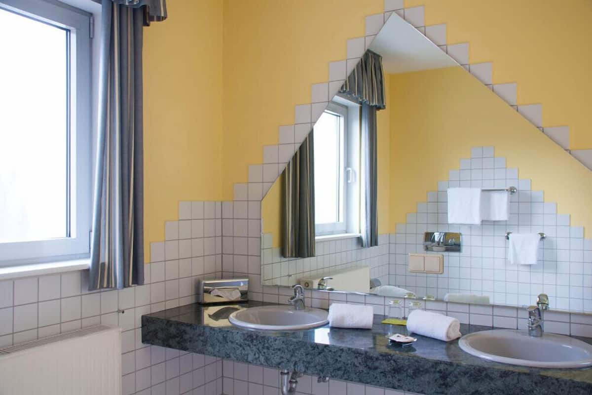 suite | bathroom | shower, free toiletries, hair dryer, towels