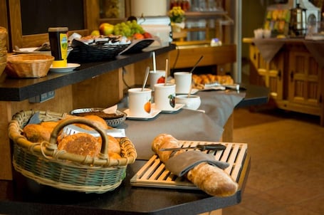 Free daily buffet breakfast. Domizil Alte Post