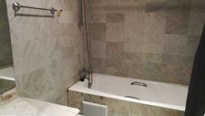 Appartement, roken, uitzicht op tuin | Badkamer | Handdoeken