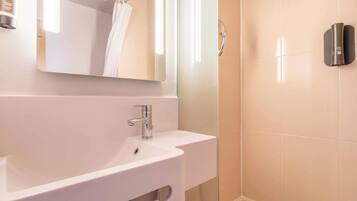 Douche, articles de toilette (gratuits), serviettes fournies, savon