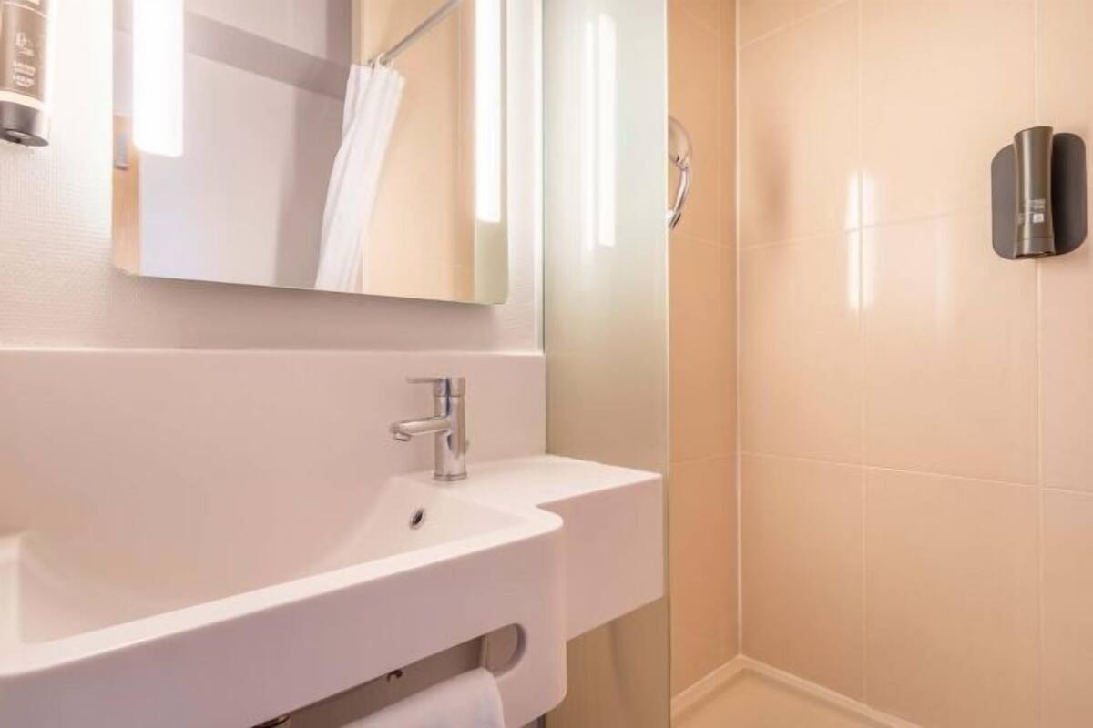 Ducha, artículos de higiene personal gratuitos, toallas y jabón