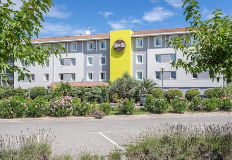 Front of property. B&B Hotel Salon De Provence