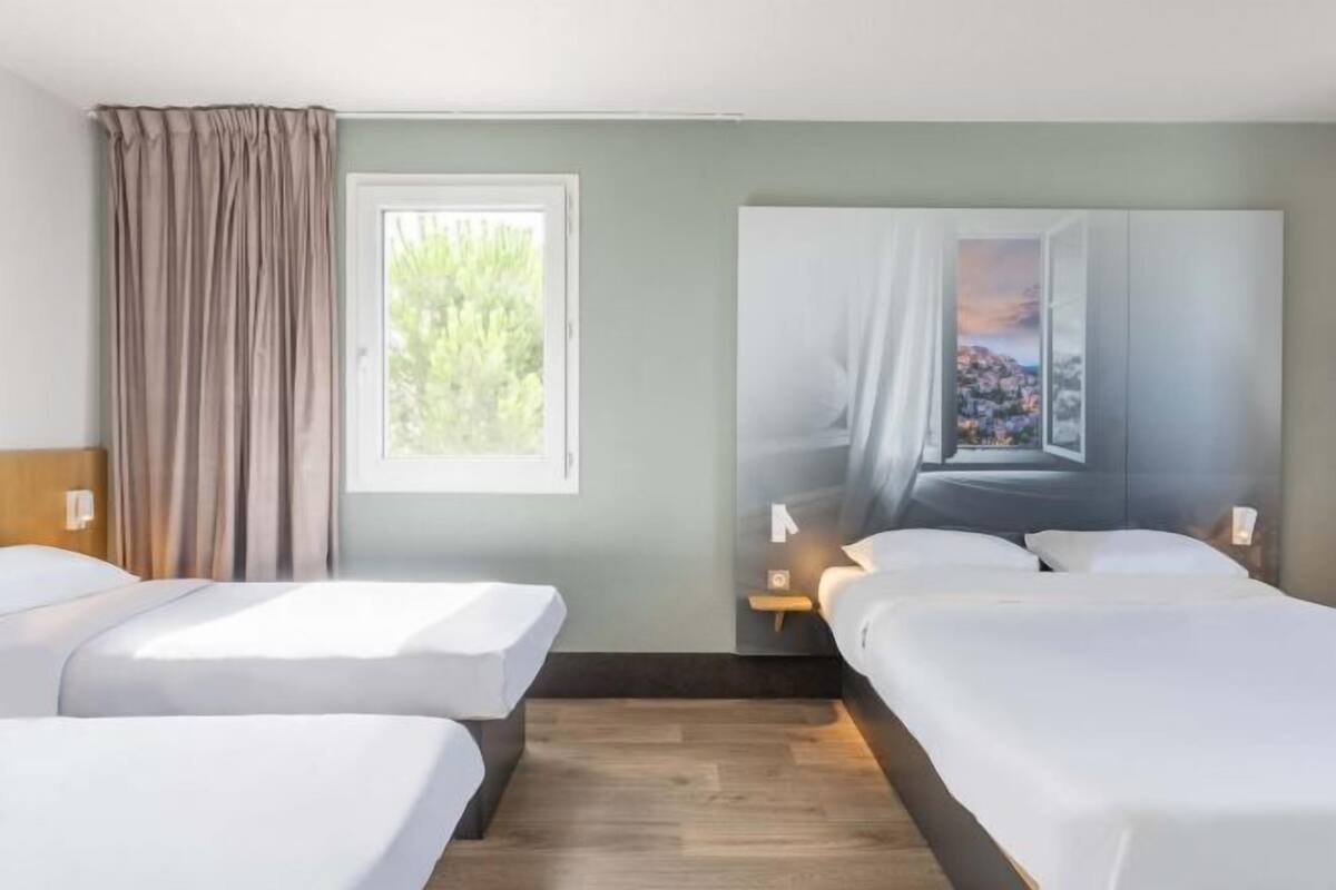 Escritorio, sistema de insonorización, wifi gratis y ropa de cama