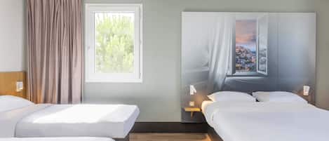 Habitación cuádruple, para no fumadores | Escritorio, insonorización, wifi gratis y ropa de cama