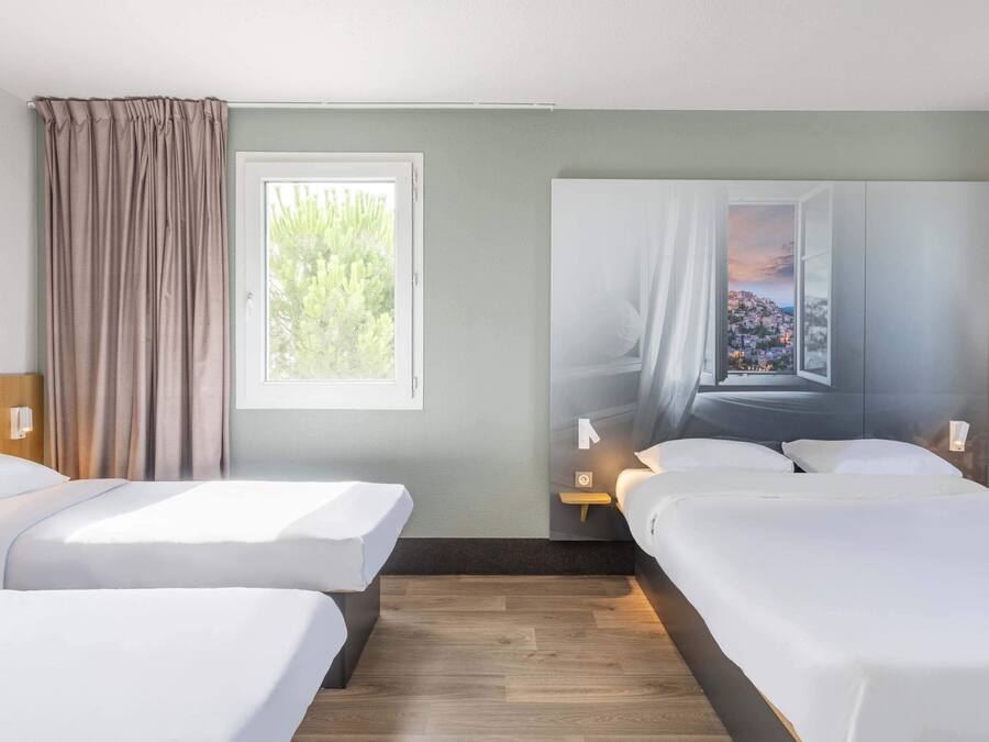 Quadruple Room, Non Smoking | Desk, soundproofing, free WiFi, bed sheets