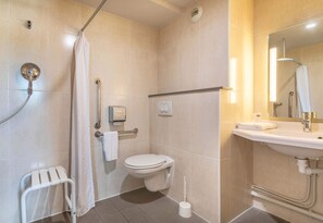 Habitación doble, con acceso para personas discapacitadas, para no fumadores | Baño | Regadera, amenidades de baño gratuitas, toallas, jabón 