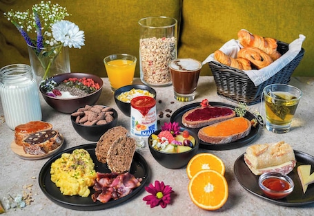 Daily buffet breakfast for a fee. B&B Hotel Salon De Provence