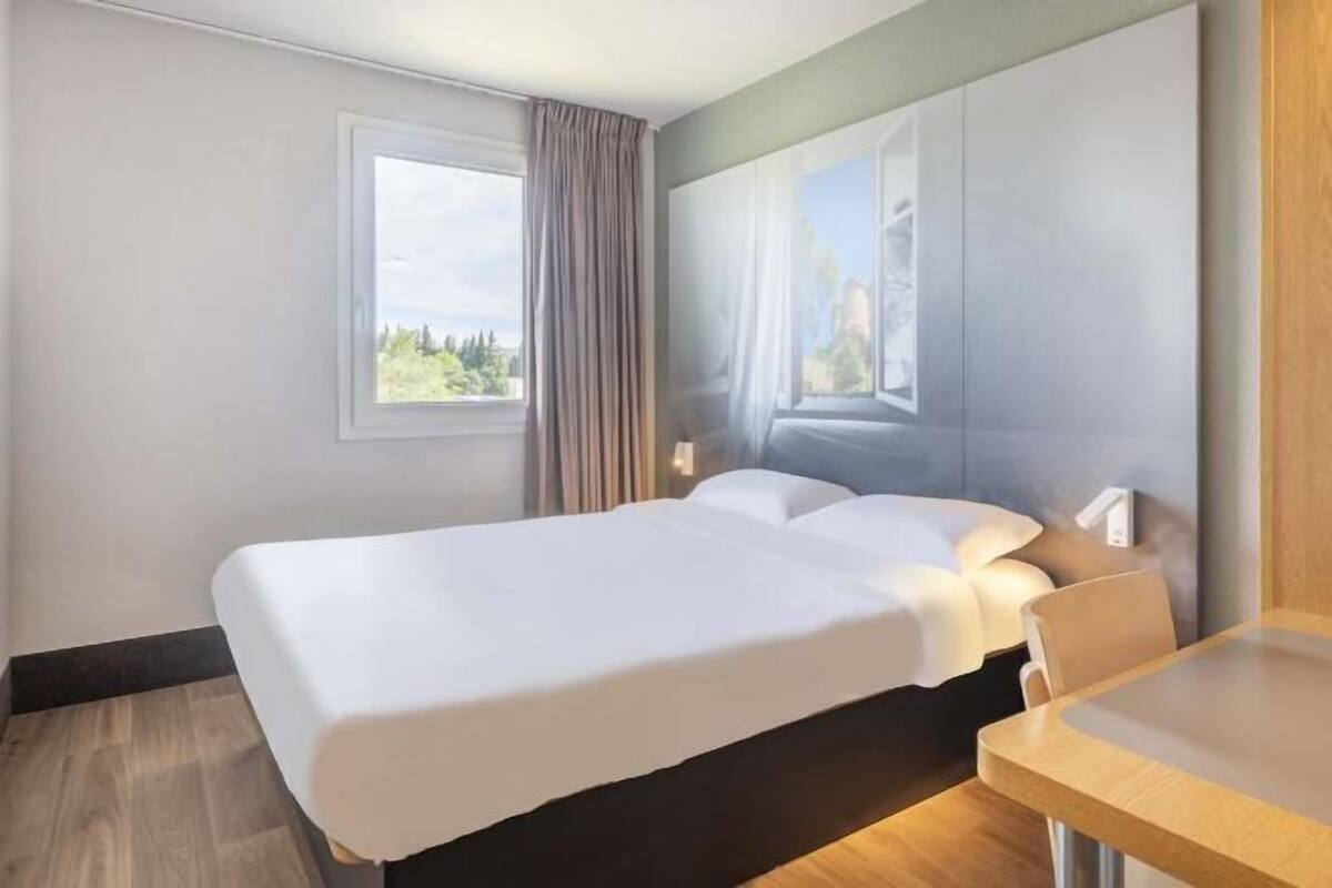 Escritorio, sistema de insonorización, wifi gratis y ropa de cama