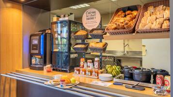 Petit déjeuner buffet servi tous les jours en supplément